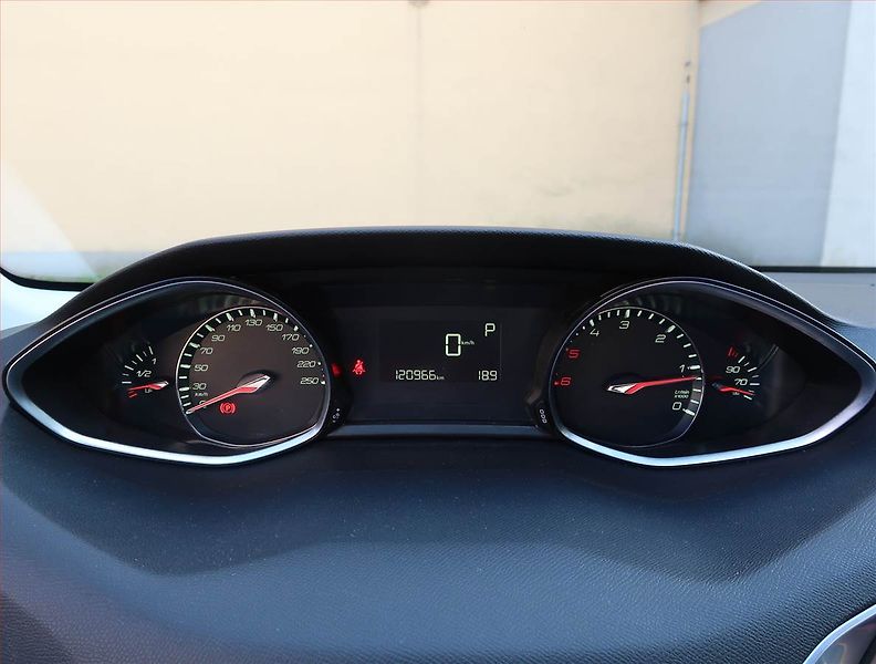 Peugeot 308 (2017) 1.6 BlueHDi, Automat, Navi - fotka 10 z 18