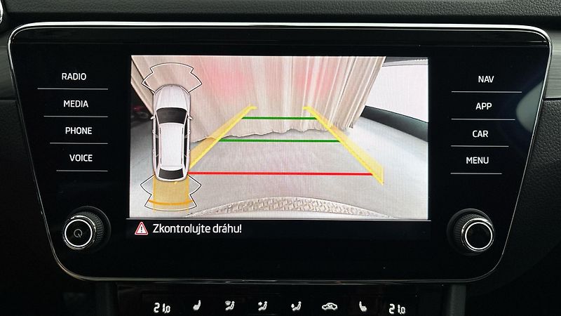Škoda Superb 2.0 TDI DSG Style Combi - fotka 12 z 27