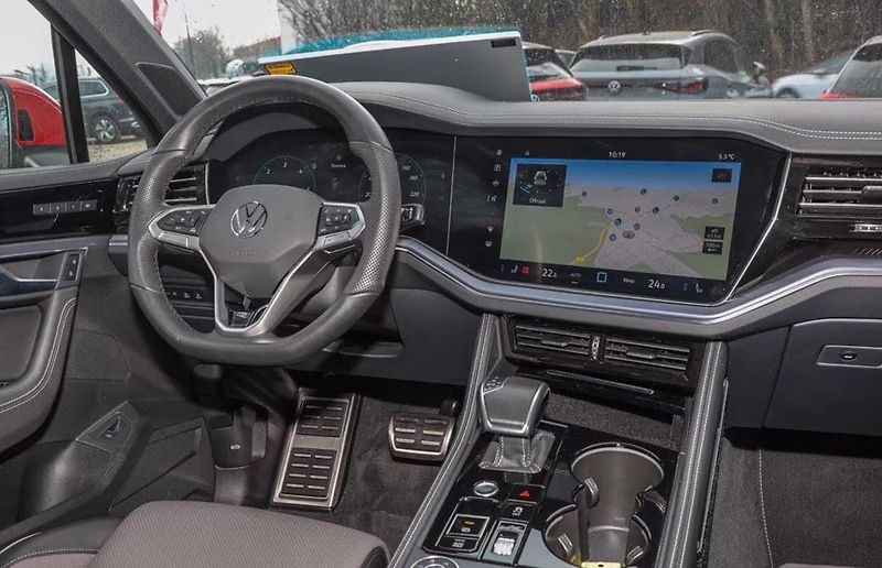 Volkswagen Touareg TDI 210kW R-Line Pano NezT HuD - fotka 4 z 9