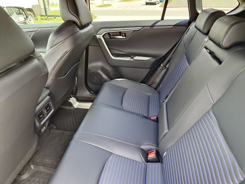Toyota RAV4 SELECTION 4x4 2.5L HYBRID - fotka 13 z 14