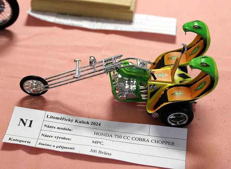 Již poosmé se sjeli plastikoví modeláři na zámek v Ploskovicích, aby zde představili své výtvory při výstavě a veřejné soutěži Litoměřický kalich. Na snímku je model londýnského Omnibusu.