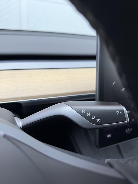 Tesla Model Y SR RWD LFP 220kW 1.Maj DPH - fotka 14 z 26