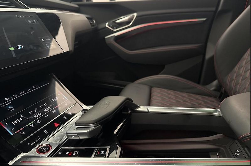 Audi SQ8 e-tron quattro Tažné Pano 360k - fotka 26 z 34