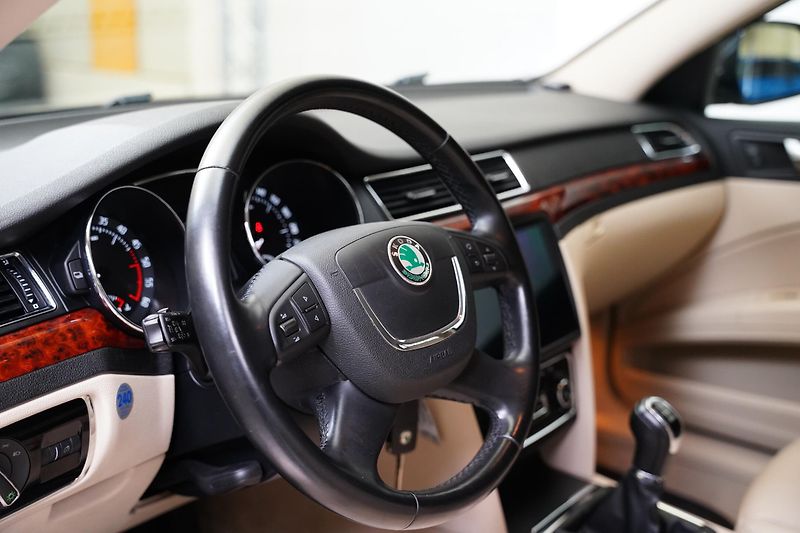 Škoda Superb - fotka 14 z 28