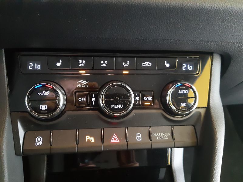 Škoda Karoq 2.0 TDI NAVI LED APP KAMERA - fotka 17 z 31