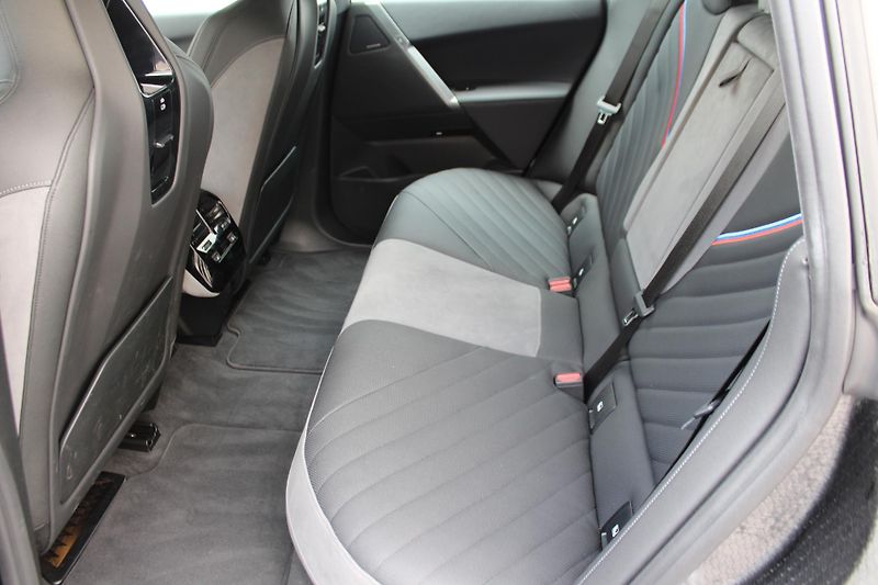 BMW iX xDrive45, 300kW - fotka 21 z 25