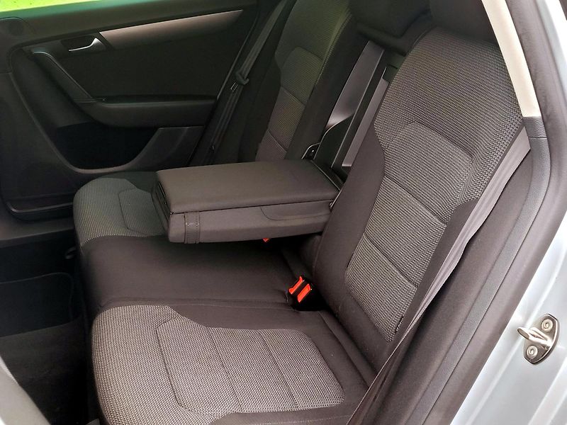Volkswagen Passat *SERV.KNÍŽKA,AUT.PARKOVÁNÍ   - fotka 18 z 47