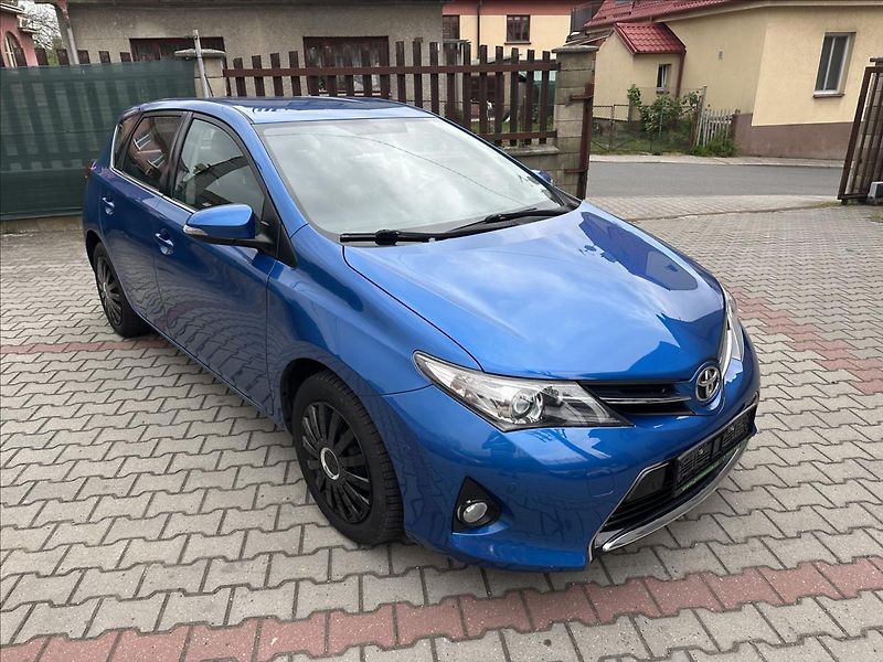 Toyota Auris 1,6 EXCLUSIVE - fotka 3 z 28