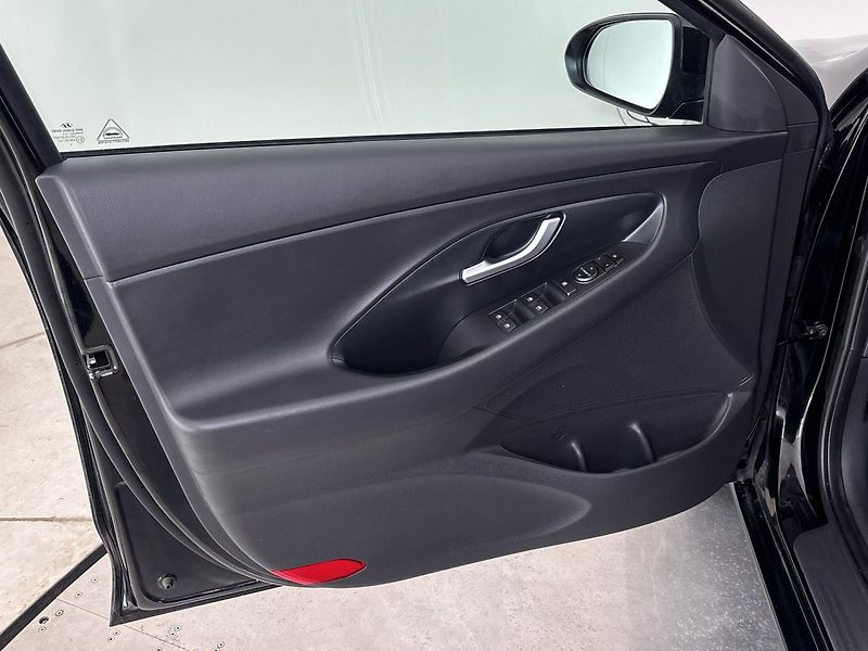 Hyundai i30 Kombi 1,5 T-GDI MHEV - fotka 13 z 26