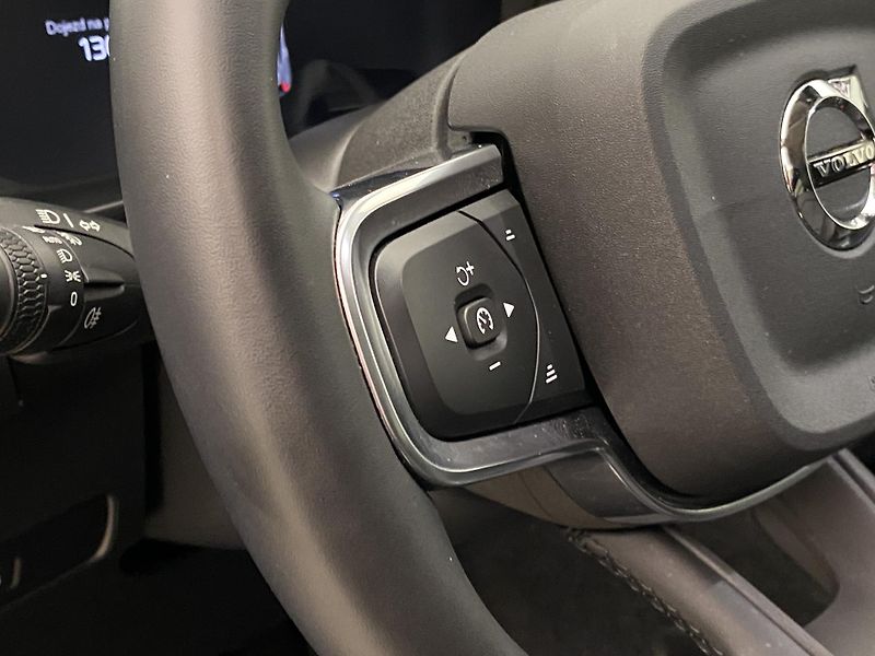 Volvo XC40 B4 DARK ULTRA AUT CZ - fotka 20 z 56