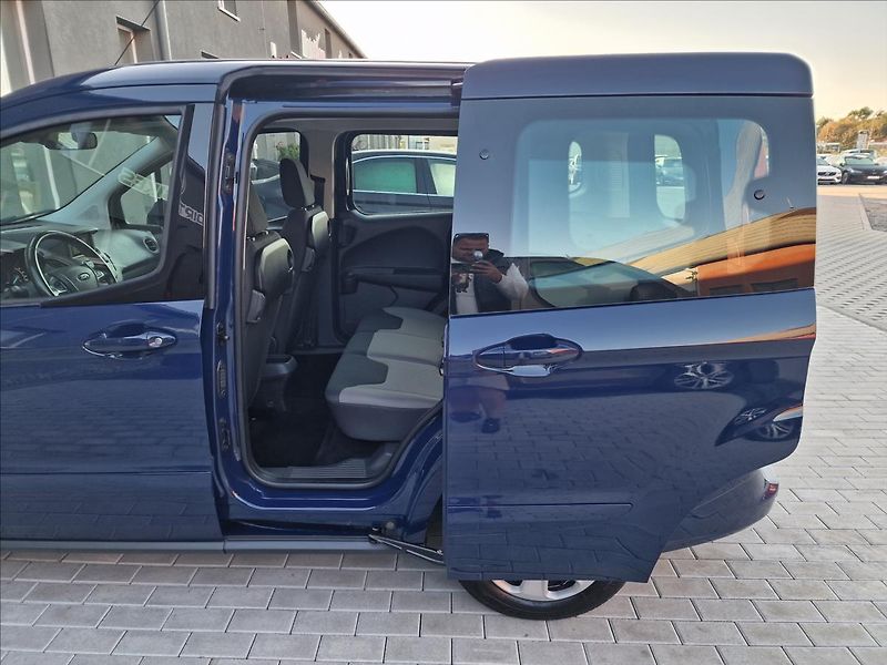 Ford Tourneo Courier 1.5TDCi 74kW Trend,ČR,1.Maj. - fotka 19 z 50