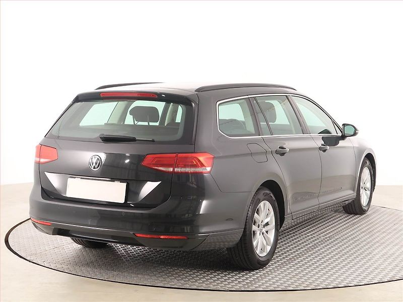 Volkswagen Passat (2019) 2.0 TDI, Tempomat - fotka 5 z 17