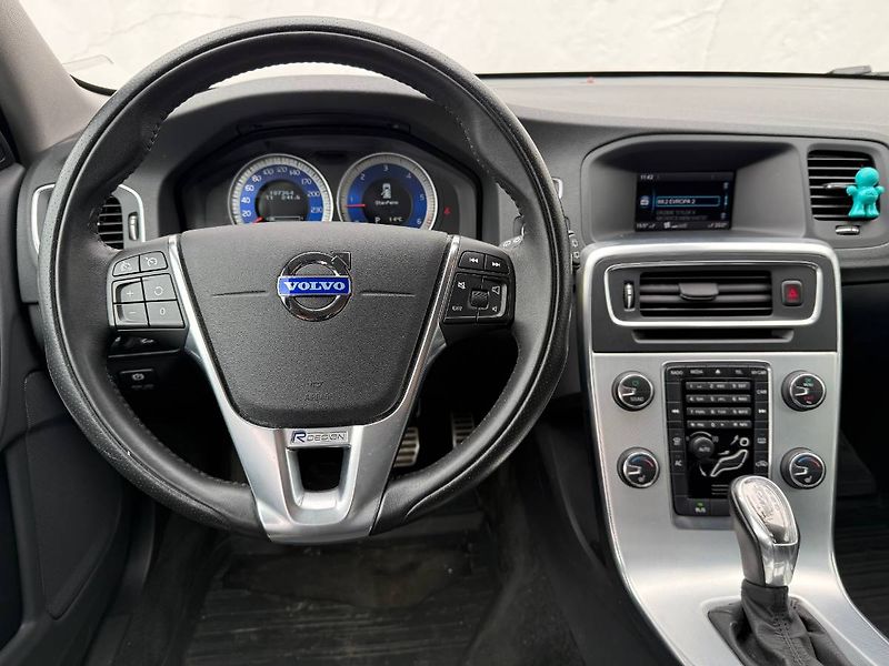 Volvo V60 (2012) 2.4 D5 158 kW R-Design AT - fotka 5 z 20
