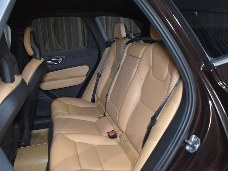Volvo XC60 2,0 D4 AWD Momentum Tažné,BLIS - fotka 9 z 20