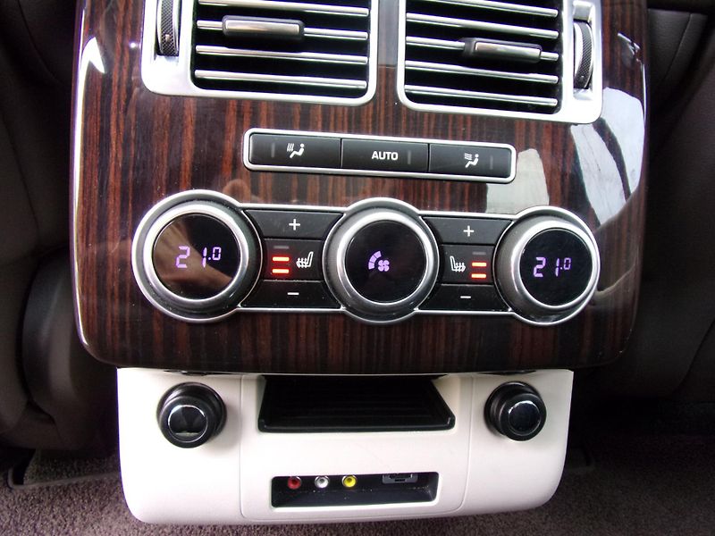 Land Rover Range Rover (2014) 3.0TDV6 190kW VOGUE ČR DPH TOP - fotka 23 z 36