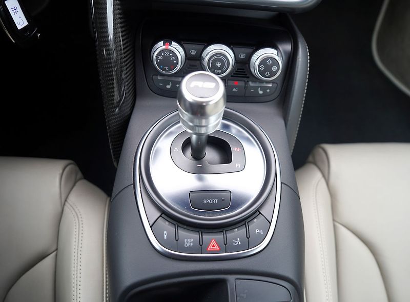 Audi R8 4.2 TFSI/Quattro/ČR/520PS !!!! - fotka 29 z 34