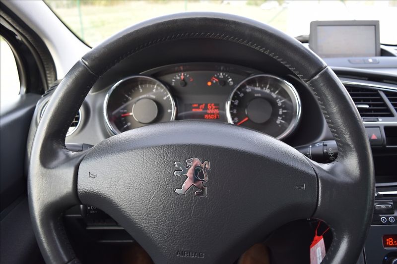 Peugeot 3008 1,6 i 88KW ALU NAVI PANORAMA - fotka 27 z 50