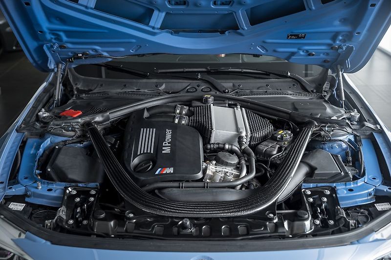 BMW M4 Coupe/Merino/Ceramic/Carbon - fotka 18 z 20