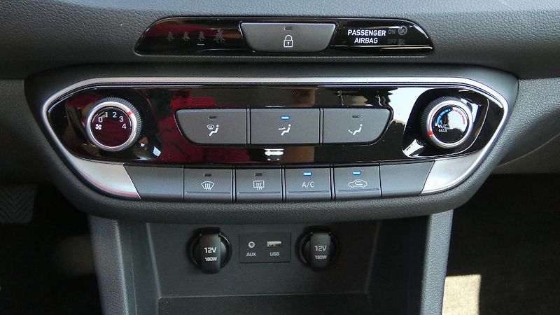 Hyundai i30 Kombi 1.6 CRDi Tricolor - fotka 16 z 22