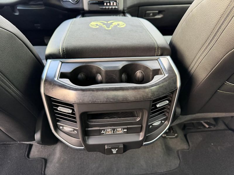Dodge RAM (2020) +OFFROAD PAKET+LOOK26+HEMI+ - fotka 21 z 21