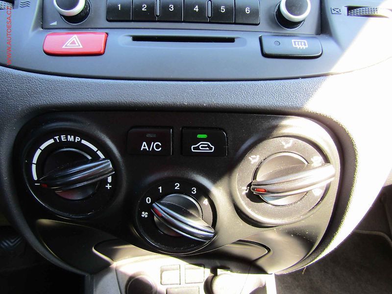 Kia Rio (2012) 1.4i, ČR, AC - fotka 16 z 17