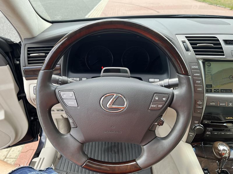 Lexus LS 600h 5.0 V8 Hybrid 1.Majitel ČR - fotka 27 z 38
