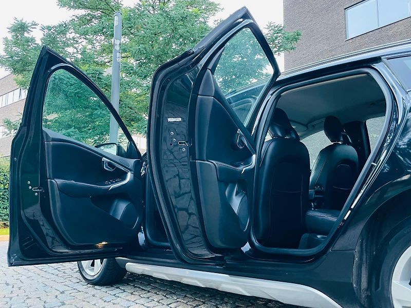 Volvo V40 2.0D3 MANUÁL CROSS SERVISKA  - fotka 23 z 43