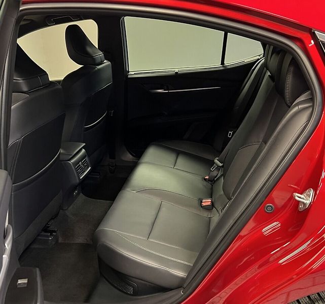 Toyota Camry 2.5 Hybrid AT EXECUTIVE - fotka 11 z 18