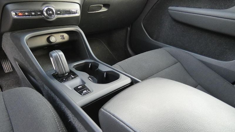 Volvo XC40 T2 FWD Momentum Auto - fotka 6 z 20
