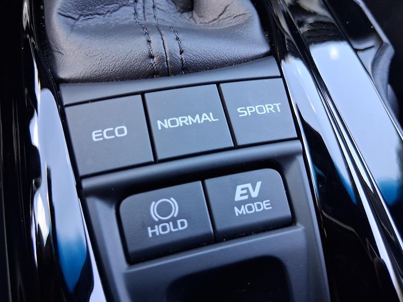 Toyota Camry EXECUTIVE 2.5 Hyb. 169 kW - fotka 19 z 40