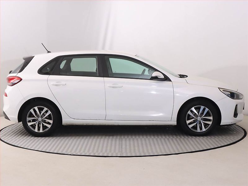 Hyundai i30 (2017) 1.4 CVVT, Serv.kniha, Tempomat - fotka 6 z 20