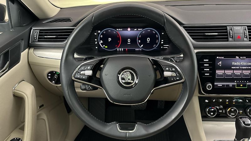 Škoda Superb 2.0 TDI DSG 4x4 Style Combi - fotka 9 z 34