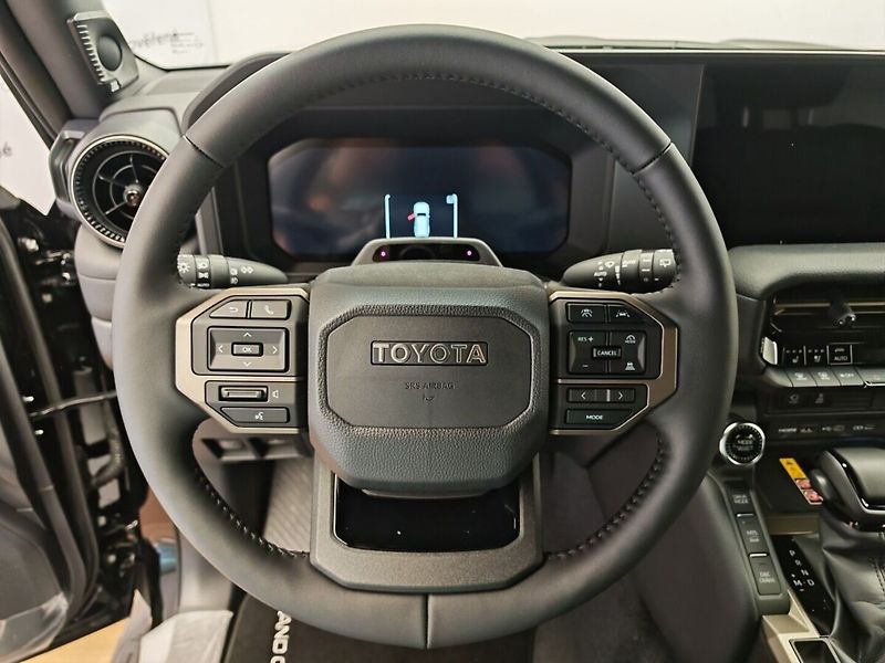 Toyota Land Cruiser 2.8L Diesel Executive 4x4 - fotka 34 z 48