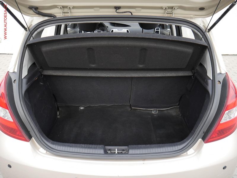 Hyundai i20 (2011) 1.2i, ČR, AC, park.asist - fotka 7 z 15