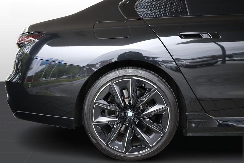 BMW i7 M70 - fotka 7 z 38