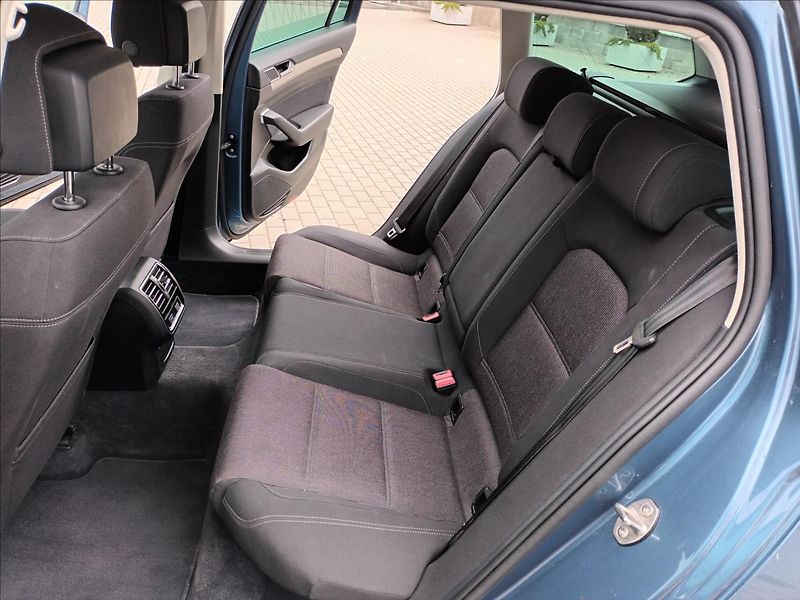 Volkswagen Passat 2,0 TDI,110kw,LED,SERVIS,TAŽNÉ - fotka 18 z 49