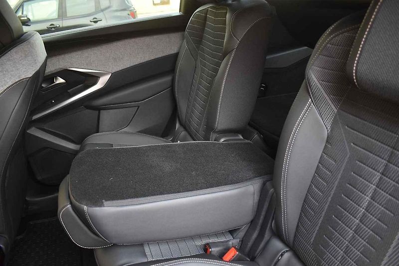 Peugeot 5008 v nové generaci narostl.
