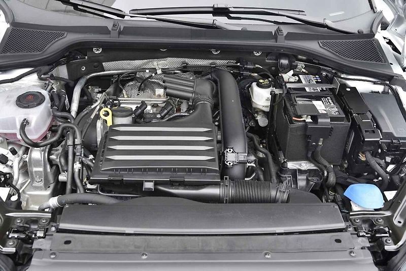 Ventilátor chlazení se může spustit nebo pokračovat v chodu také po vypnutí motoru.