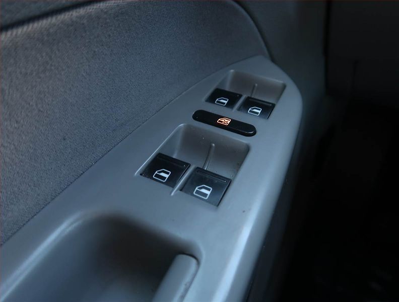 Volkswagen Touran (2008) 1.9 TDI, Tempomat - fotka 16 z 18