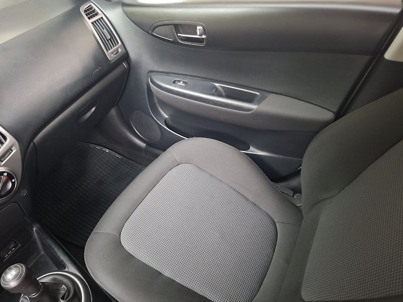 Hyundai i20 (2012) 1.2i 63kW -KLIMATIZACE-S.KNIHA - fotka 13 z 29