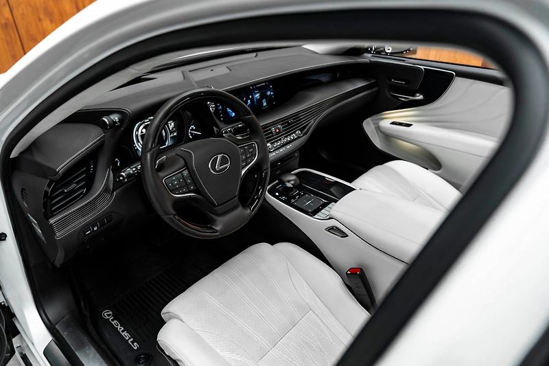Lexus LS 500 H - fotka 6 z 30