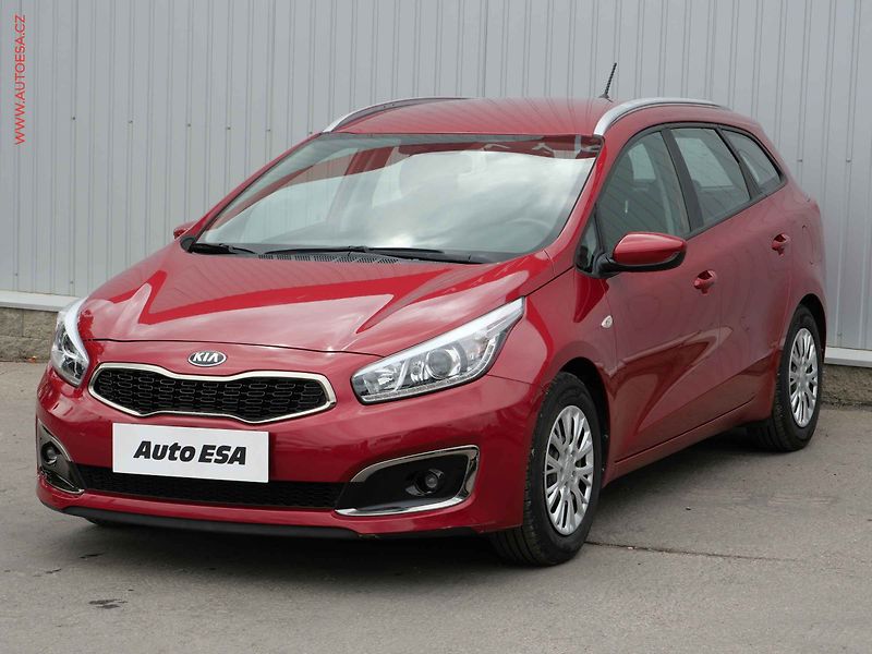 Kia Ceed (2017) 1.6 GDi, 2.maj,ČR, AC, park - fotka 3 z 17