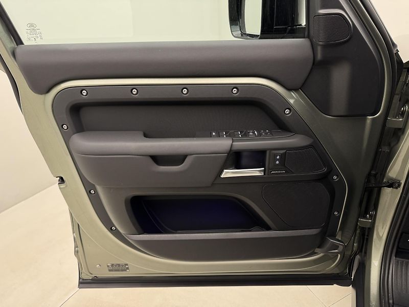 Land Rover Defender 110 D300 X-DYNAMIC SE - fotka 7 z 47