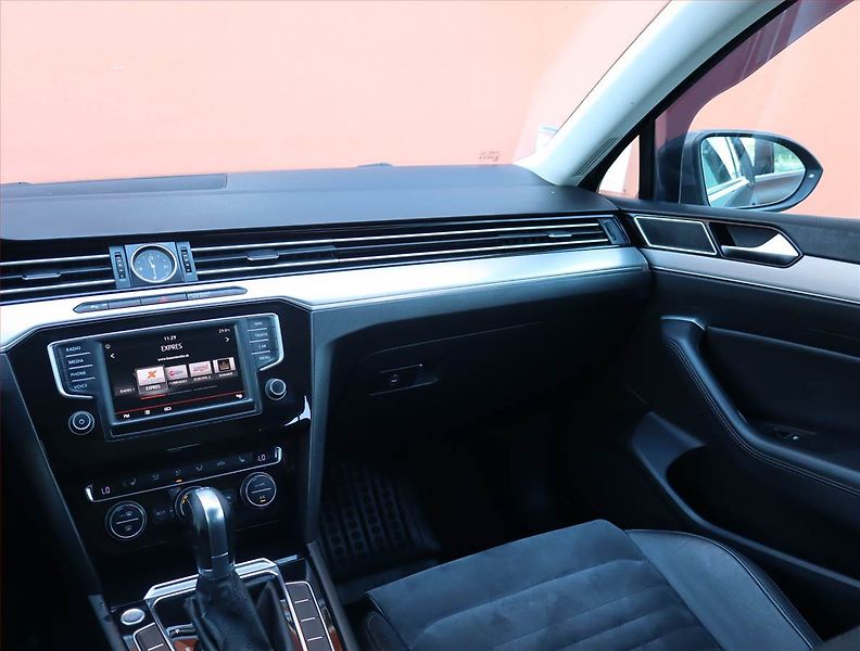 Volkswagen Passat (2016) 2.0 TDI, Automat, Navi - fotka 8 z 19