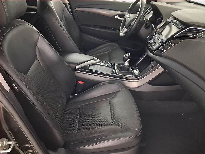 Hyundai i40 (2012) 1.7 CRDi, Navi, Xenony - fotka 9 z 24