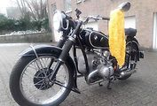 Takhle vypadá, když je na řídítkách motocyklu umístěn žlutý šátek a motorkář dává ostatním signál, že má problém. Na snímku je BMW R513 z roku 1952.