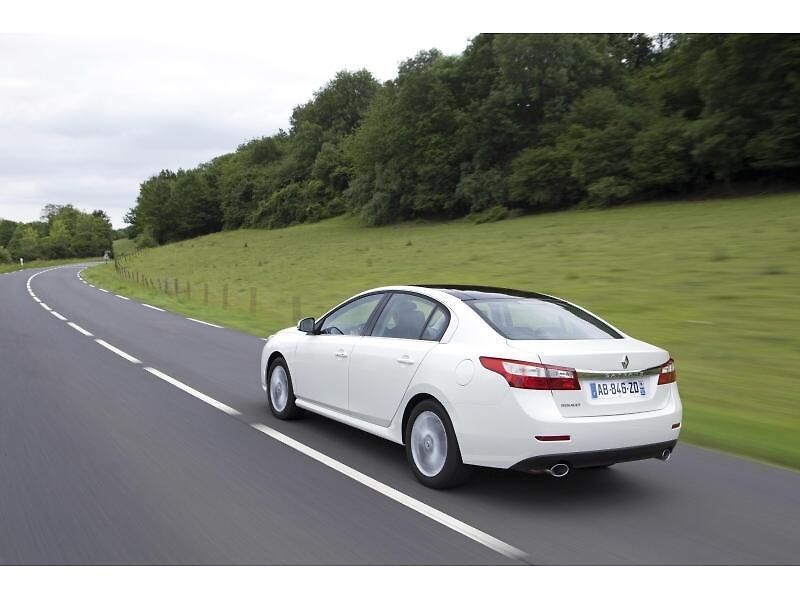 Renault Latitude je vlastně Samsung SM5, jen s jiným logem a drobnými změnami.
