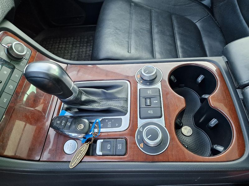 Volkswagen Touareg 4,2TDI V8 EXCLUSIVE - fotka 15 z 19