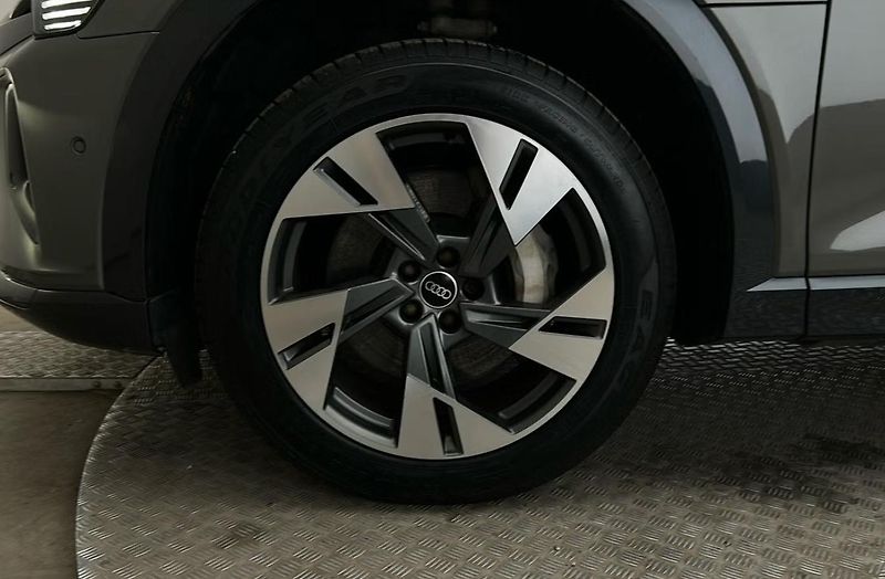Audi Q8 e-tron 55 Quattro Kam. Bílý interiér - fotka 12 z 27