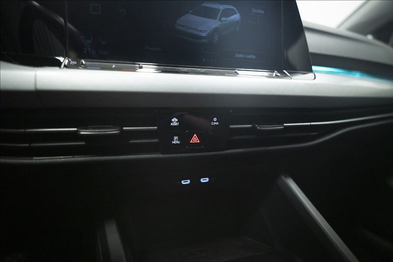 Volkswagen Golf 1,5 eTSI DSG KAMERA VÝHŘEV ČR - fotka 21 z 41